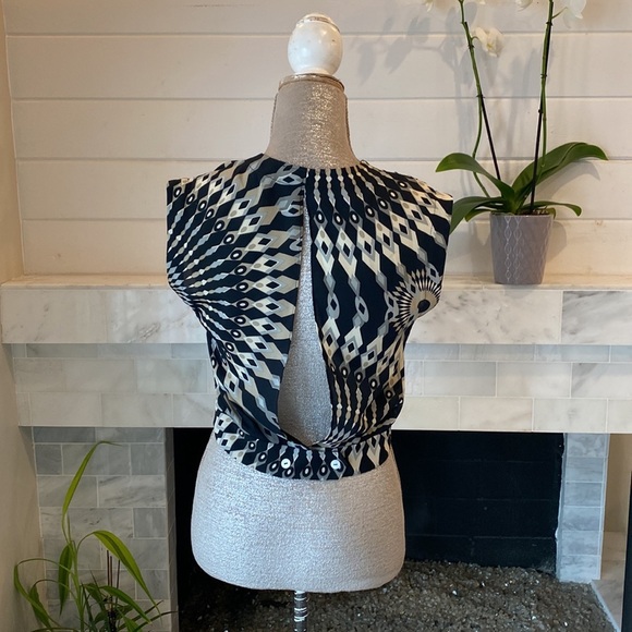 Louella Rose Geo Print Surplice Cutout Back Crop Top Size Small - Picture 4 of 11